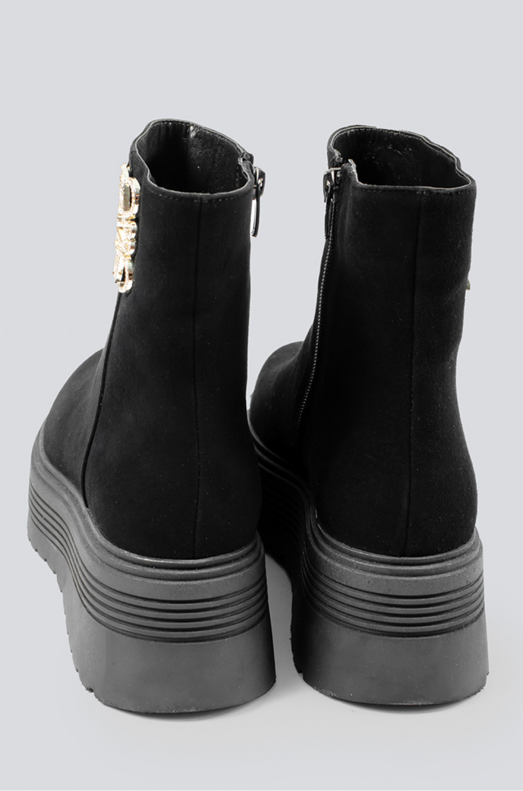 Замшевые ботинки черные с украшением больших размеров