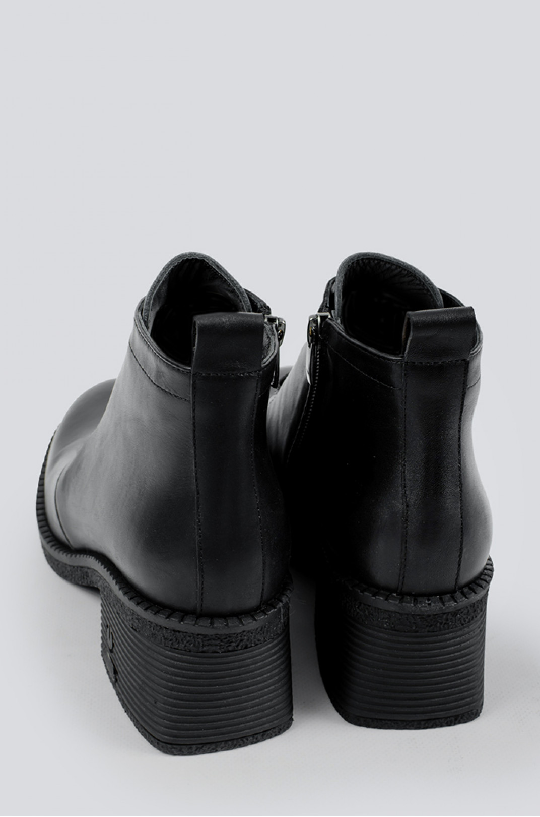 Однотонні чорні черевики на підборах великих розмірів