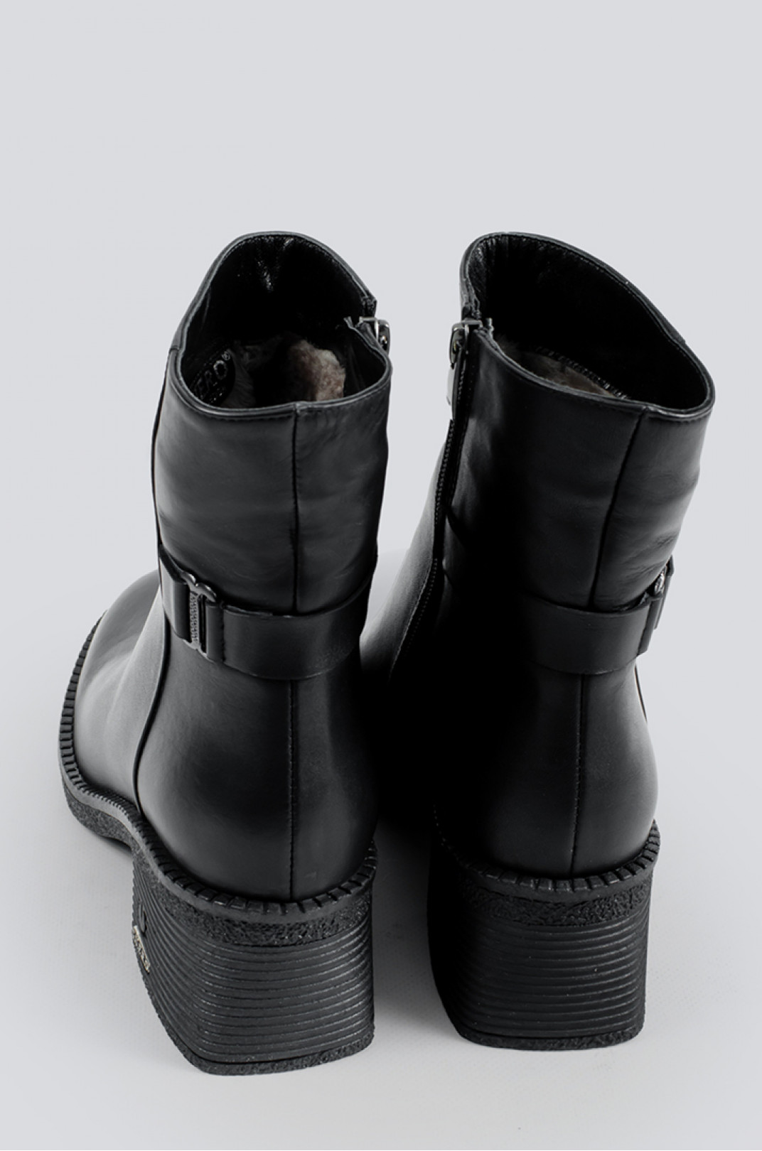 Ботинки черные на каблуке больших размеров