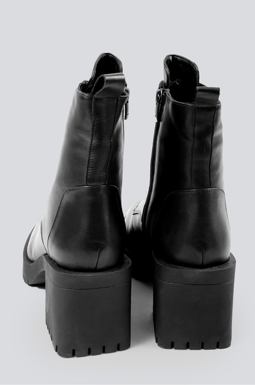 Ботинки черные кожаные на каблуке больших размеров