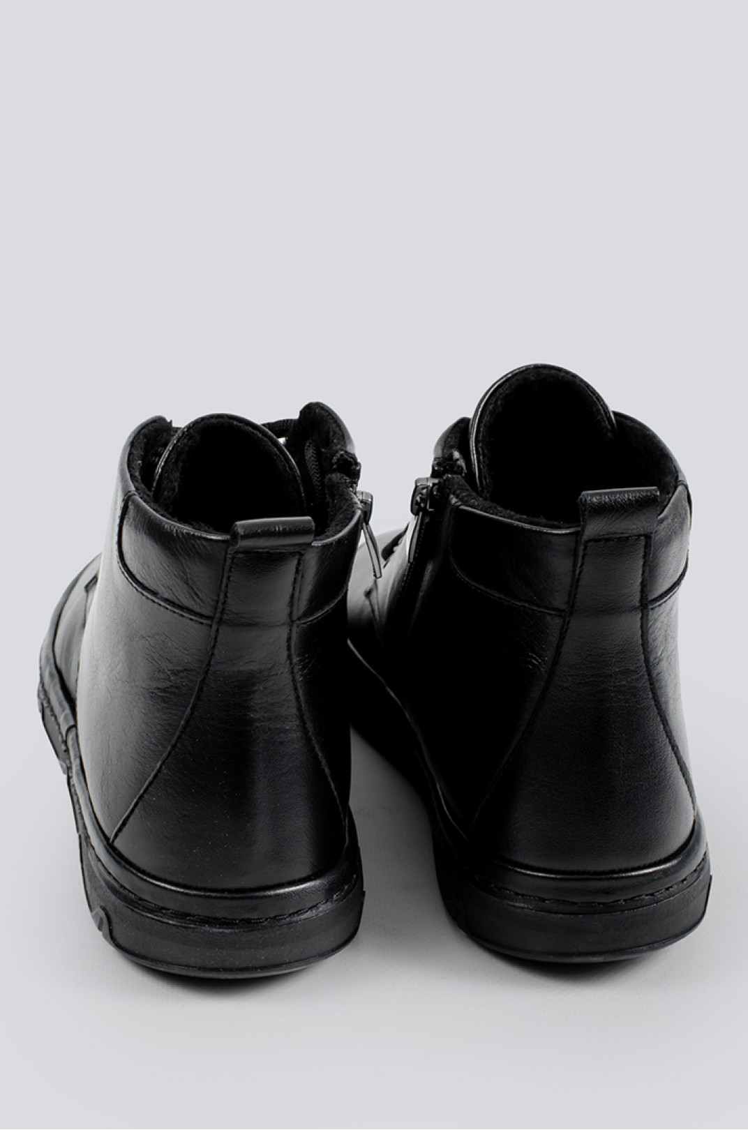 Однотонні чорні черевики великих розмірів