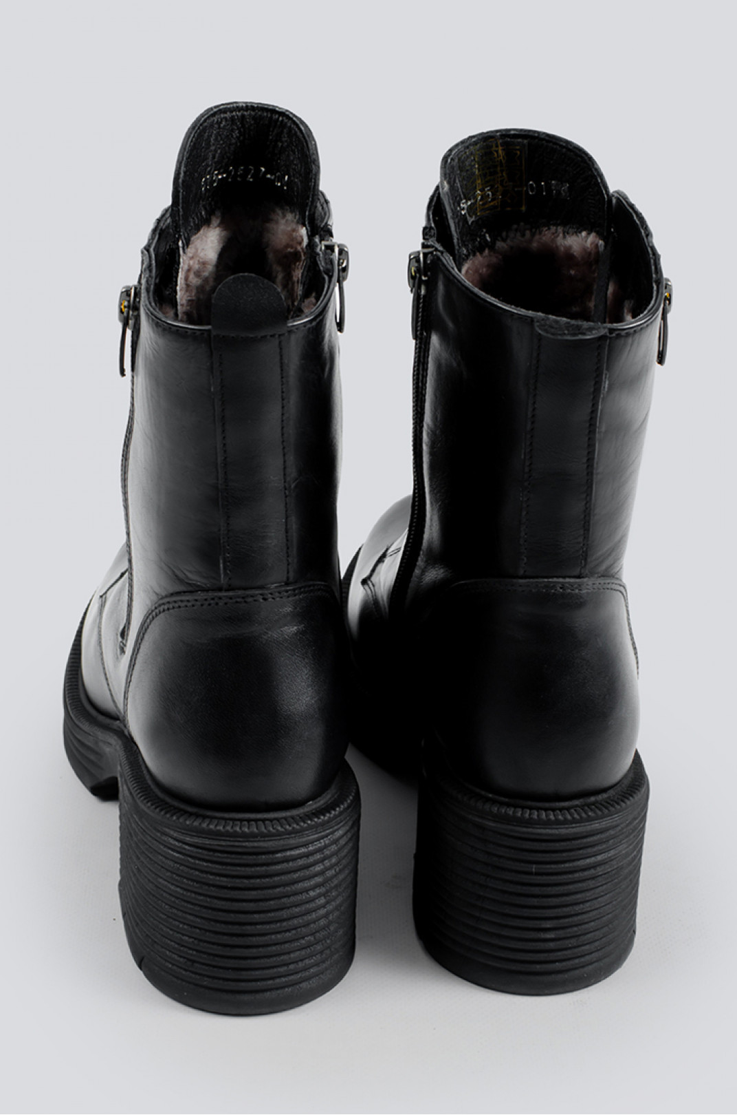 Теплые черные ботинки на каблуке больших размеров