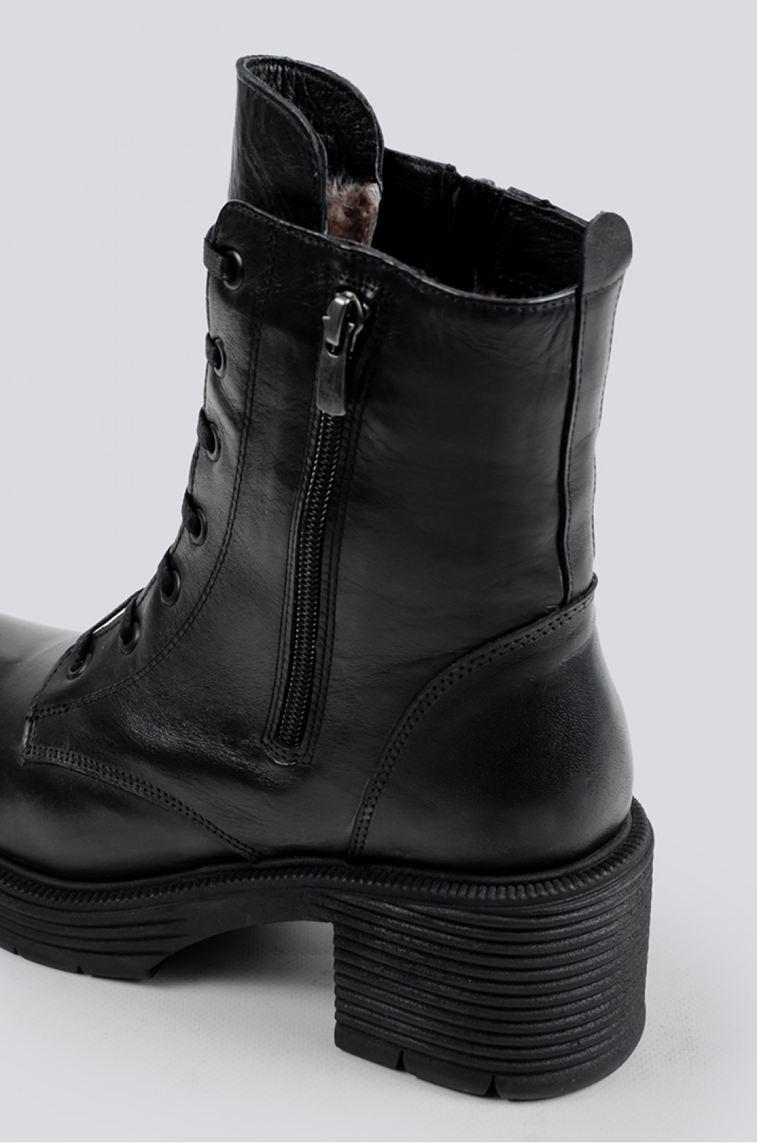 Теплые черные ботинки на каблуке больших размеров