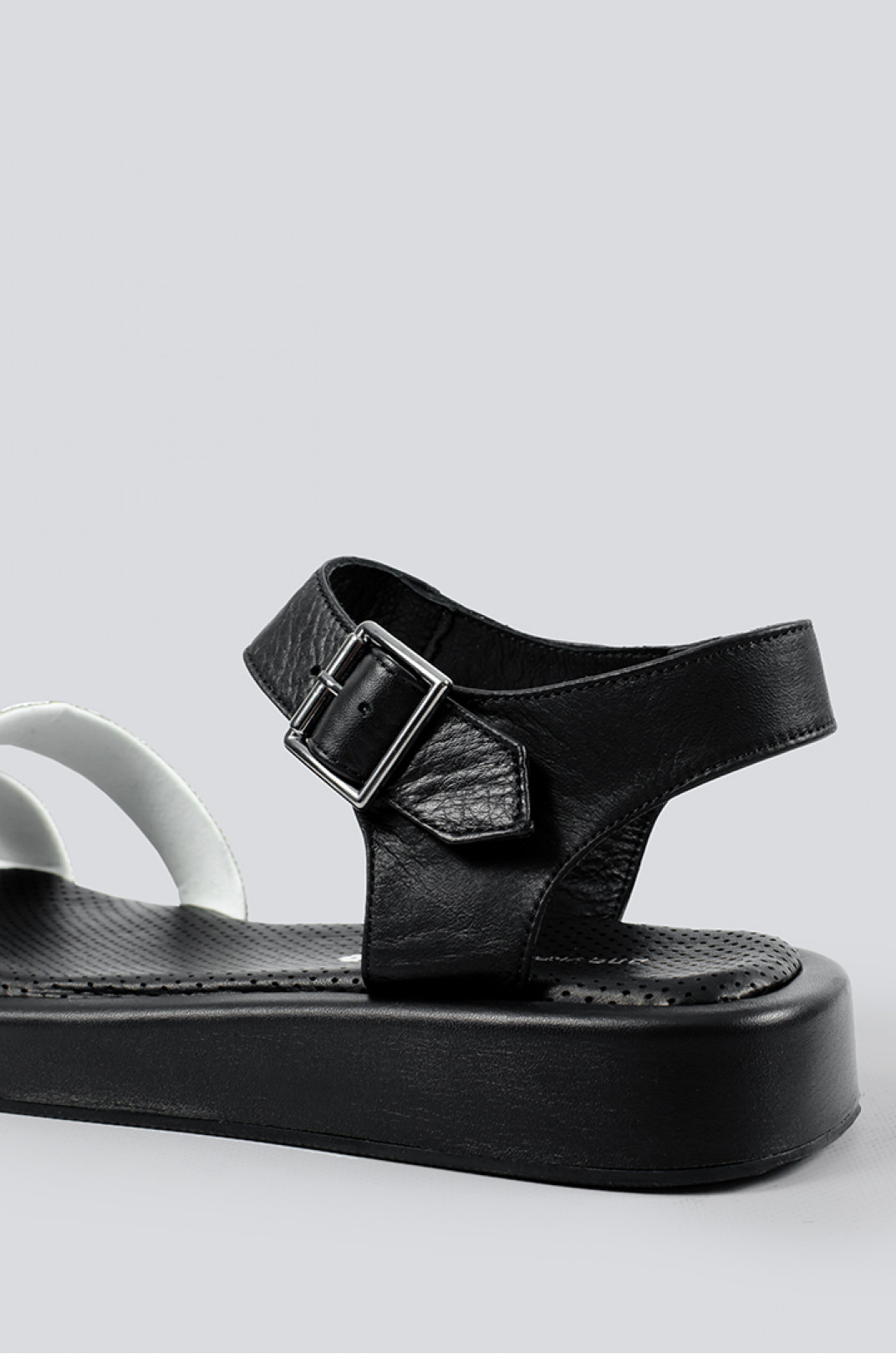 Нежные черно-серебристые сандали больших размеров