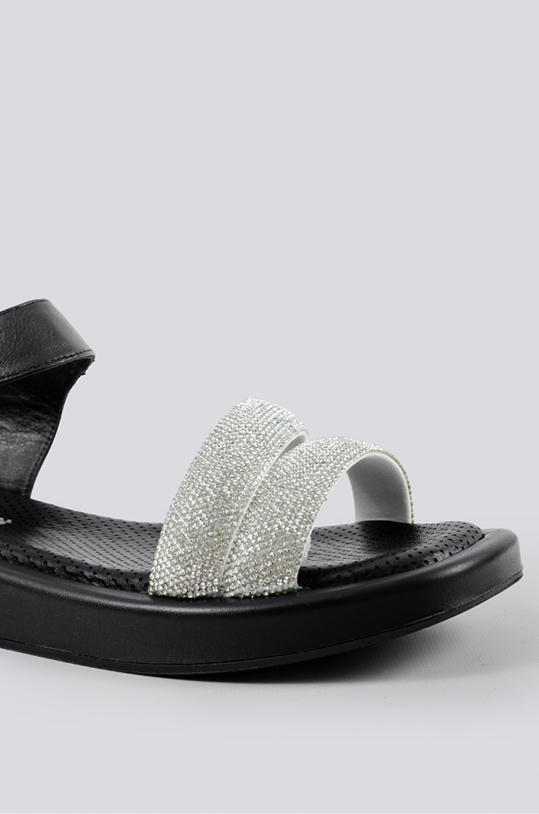 Нежные черно-серебристые сандали больших размеров