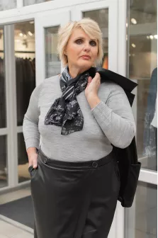 pulover_vyazanyj_odnotonnyj_s_treugolnoj_gorlovinoj_batal_42408_Pishna_Krasa