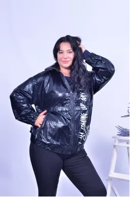 Стильна вітрівка з принтом батал