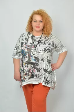 Стильна блуза з принтом і прикрасою батал