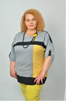 Стильна блуза з прикрасою батал