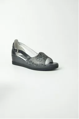 Шкіряні босоніжки на танкетці великих розмірів 