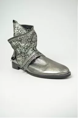 Напівчоботи з перфорацією великих розмірів 