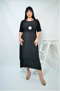 Платье с юбкой плиссе и украшением