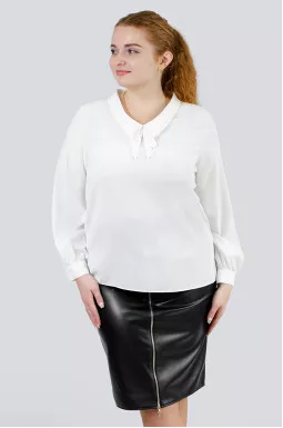 Нарядна світла блуза з коміром батал
