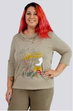 Блуза трикотажная с горловиной-хомут на пуговицах больших размеров