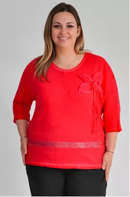Красная блуза декорирована цветком и пайетками больших размеров