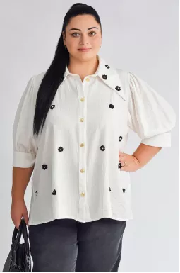 Блуза з об’ємними рукавами і декоративною аплікацією великих розмірів