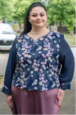 Блуза темно-синього кольору з різними принтами великих розмірів