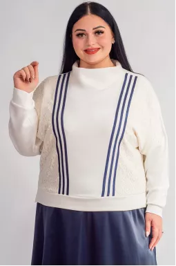 Блуза с контрастными деталями и гипюровыми вставками больших размеров