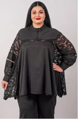 Блуза черного цвета с кружевными деталями больших размеров