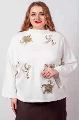 Стильная блуза в молочном оттенке с цветочным декором больших размеров