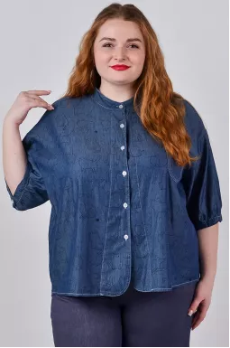 Блуза в синьому кольорі з декоративним принтом великих розмірів