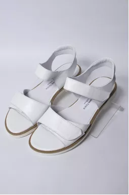 Білі босоніжки в лаконічному дизайні великих розмірів