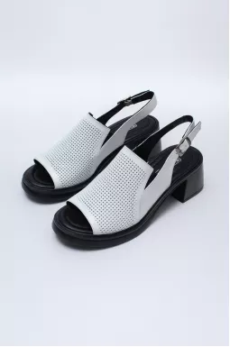 Босоніжки на підборах із білої шкіри з перфорацією великих розмірів