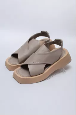 Босоніжки шкіряні з резинками на танкетці великих розмірів