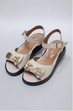 Босоніжки бежеві шкіряні з прикрасою великих розмірів