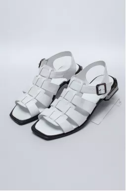 Сандалі білі шкіряні на низьких підборах великих розмірів