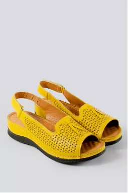 Жовті босоніжки з перфорацією великих розмірів