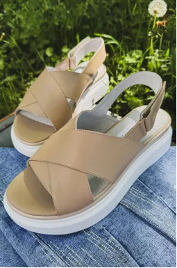 Ніжні бежеві босоніжки на широку ніжку великих розмірів