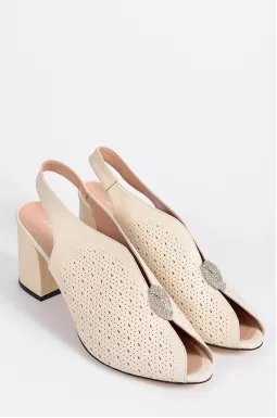 Кремовые босоножки на каблуке с украшением больших размеров