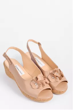 Босоніжки в бежевому кольорі на танкетці великих розмірів