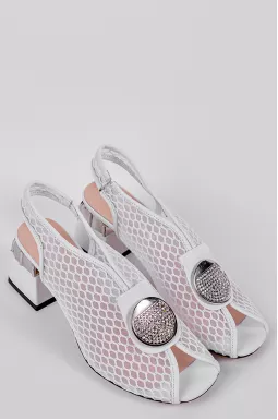 Босоніжки в білому кольорі  з сітчастим верхом та декором зі стразами великих розмірів