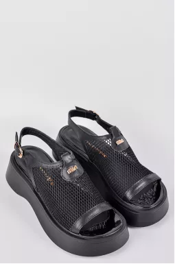 Босоніжки на танкетці в чорному кольорі з сітчастим верхом великих розмірів