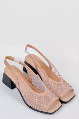 Босоніжки в бежевому відтінку з фактурної сітки та з камінцями великих розмірів