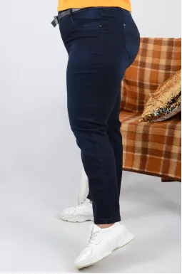 Стильные однотонные джинсы с поясом и карманами батал