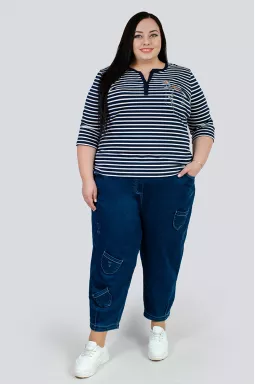 Джинсы бананы декорированы карманами больших размеров