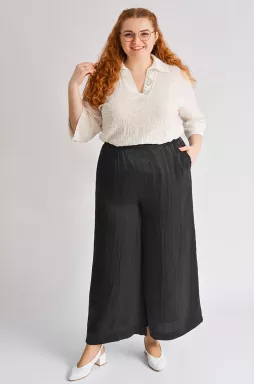 Брюки палаццо черные из жатой ткани больших размеров
