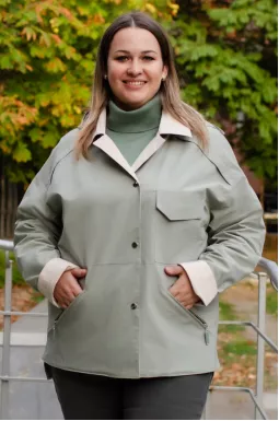 Вітрівка у світлих тонах великих розмірів