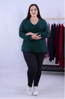 Базовий однотонний пуловер батал