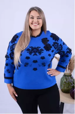 Яскравий джемпер з квітами батал