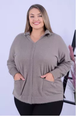 Джемпер з  прикрасою на комірі батал