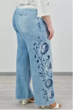 Широкі блакитні джинси з квітковою аплікацією та стразами великих розмірів