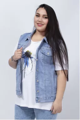 Джинсовый жилет со стразами супер батал