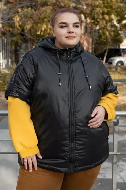 Стильный жилет с капюшоном и декором на спине батал