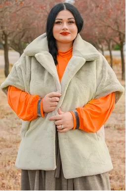 Жилет и сумочка в фисташковом цвете из экомеха больших размеров