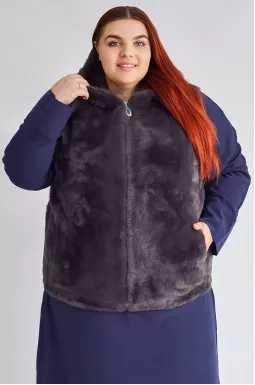 Жилет из экомеха с капюшоном и карманами больших размеров