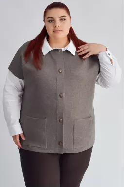 Короткий жилет на пуговицах с накладными карманами больших размеров